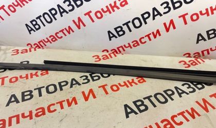 Уплотнитель стекла двери передний правый Ford