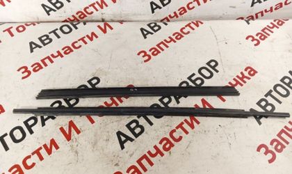 Уплотнитель стекла двери задний правый Лада Гранта