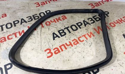 Уплотнитель кузова задний левый Mercedes-Benz