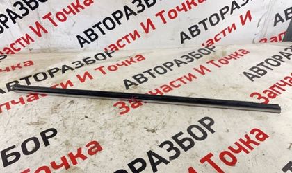 Молдинг стекла задний правый Nissan Cefiro A33