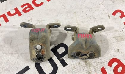 Петля двери передняя правая Nissan Primera P12