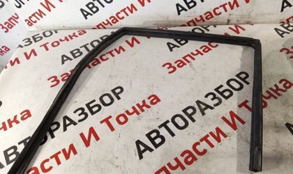 Уплотнитель стекла двери задний правый Лада Гранта