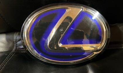 Эмблема Lexus RX450H