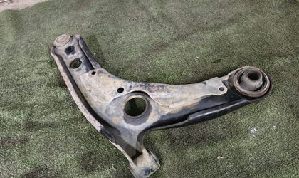 Рычаг передний левый нижний Toyota Ractis NCP100 1NZFE 1E7 2010