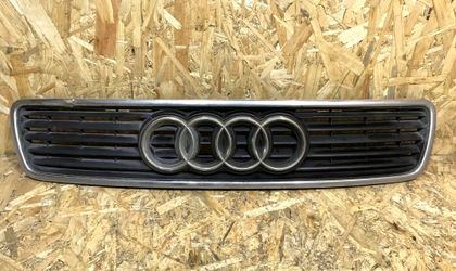 Решетка радиатора Audi A4 B5 с дефектами