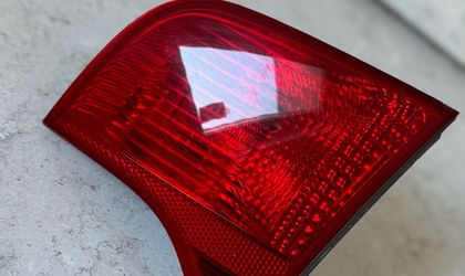 Фонарь крышки багажника правый Audi A4, B7 
